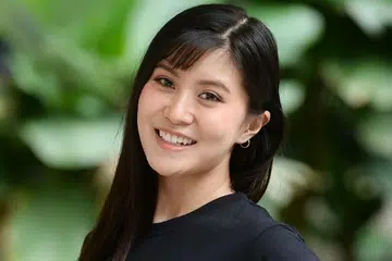 MENARUH HARAPAN: Seteleh empat hingga lima tahun tidak menyanyi kerana masalah keresahan dan kurang keyakinan diri, Elizabeth Tan, berharap masih ada yang sudi mendengar suaranya.