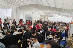 Orang ramai mengunjungi pelancaran kondominium, Narra Residences di kawasan Dairy Farm. Dua pelancaran kondominium, Narra Residences dan Newport Residences, menyumbang lebih separuh daripada jumlah jualan baru pada Januari.