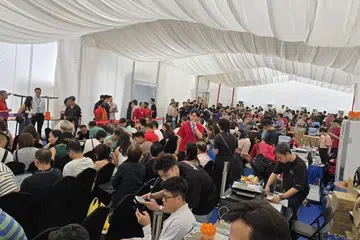 Orang ramai mengunjungi pelancaran kondominium, Narra Residences di kawasan Dairy Farm. Dua pelancaran kondominium, Narra Residences dan Newport Residences, menyumbang lebih separuh daripada jumlah jualan baru pada Januari.