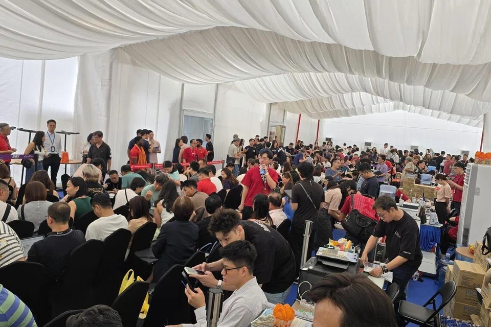 Orang ramai mengunjungi pelancaran kondominium, Narra Residences di kawasan Dairy Farm. Dua pelancaran kondominium, Narra Residences dan Newport Residences, menyumbang lebih separuh daripada jumlah jualan baru pada Januari.