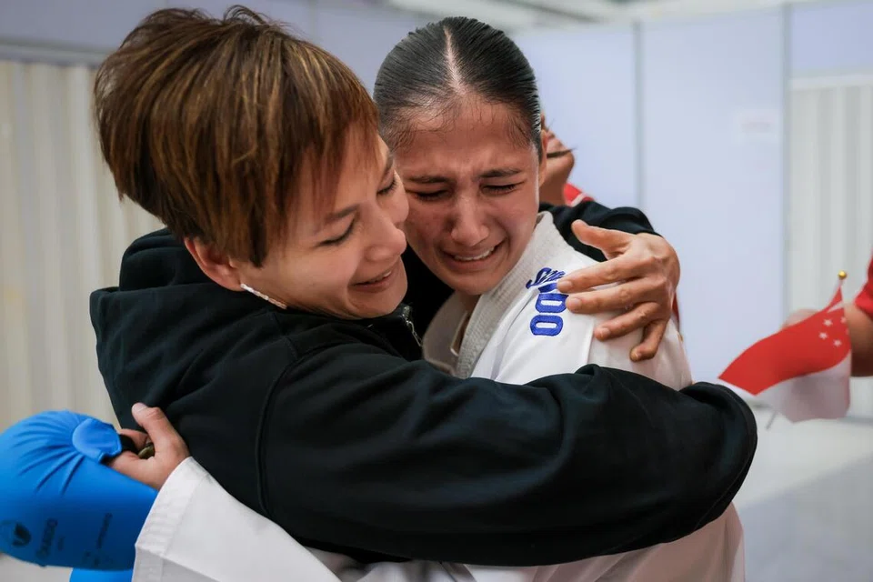 Marissa Hafezan (tengah) dipeluk ibunya, Cik Rosmawarni Zaman Hafezan sejurus selepas memenangi pingat emas. 