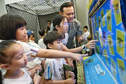 Kedua-dua Eyeyah! dan Meta akan menyediakan permainan interaktif di reruai Raikan Ilmu@Heartlands pada 19 dan 26 Julai di Safra Choa Chu Kang dan Northpoint City. Berada dalam gambar ialah Menteri Negara Kanan (Pertahanan merangkap Kemampanan dan Sekitaran), Encik Zaqy Mohamad (paling kanan), di sidang media Raikan Ilmu 2025 di Safra Choa Chu Kang pada 27 Jun.