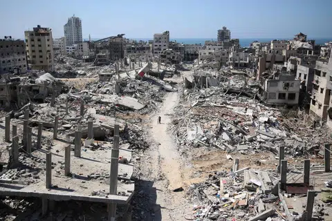 Runtuhan bangunan dapat dilihat di mana-mana termasuk di kawasan Hospital Al-Shifa, di utara Gaza akibat perang antara Hamas dengan Israel yang belum ada penghujungnya.