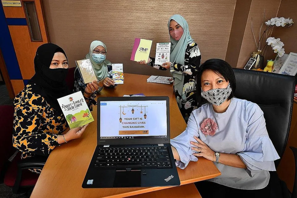 RANCAK ATUR STRATEGI DALAM TALIAN: Aktiviti dalam talian yang lebih rancak ini merupakan salah satu strategi pasukan AMP - yang terdiri daripada (dari kiri) Cik Sharifah Anuar, Cik Norizan Noh, Cik Shiffa Khumaira Abdul Khaliq, dan Cik Zarina Yusof - meningkatkan kesedaran tentang usaha pengumpulan dana dan juga program AMP di kalangan masyarakat. - Foto BH oleh LIM YAOHUI