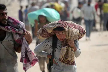 Rakyat Palestin yang kembali dari pusat pengedaran bantuan yang dikendalikan oleh Yayasan Kemanusiaan Gaza (GHF) yang disokong Amerika Syarikat dan Israel, di tengah Gaza, pada 2 Ogos.
