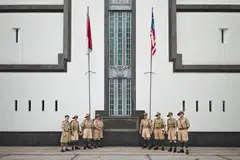 Anggota History Fort Singapore di bekas tapak Kem Beach Road yang merupakan ibu pejabat Kor Sukarelawan Singapura (SVC). 