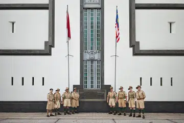 Anggota History Fort Singapore di bekas tapak Kem Beach Road yang merupakan ibu pejabat Kor Sukarelawan Singapura (SVC). 
