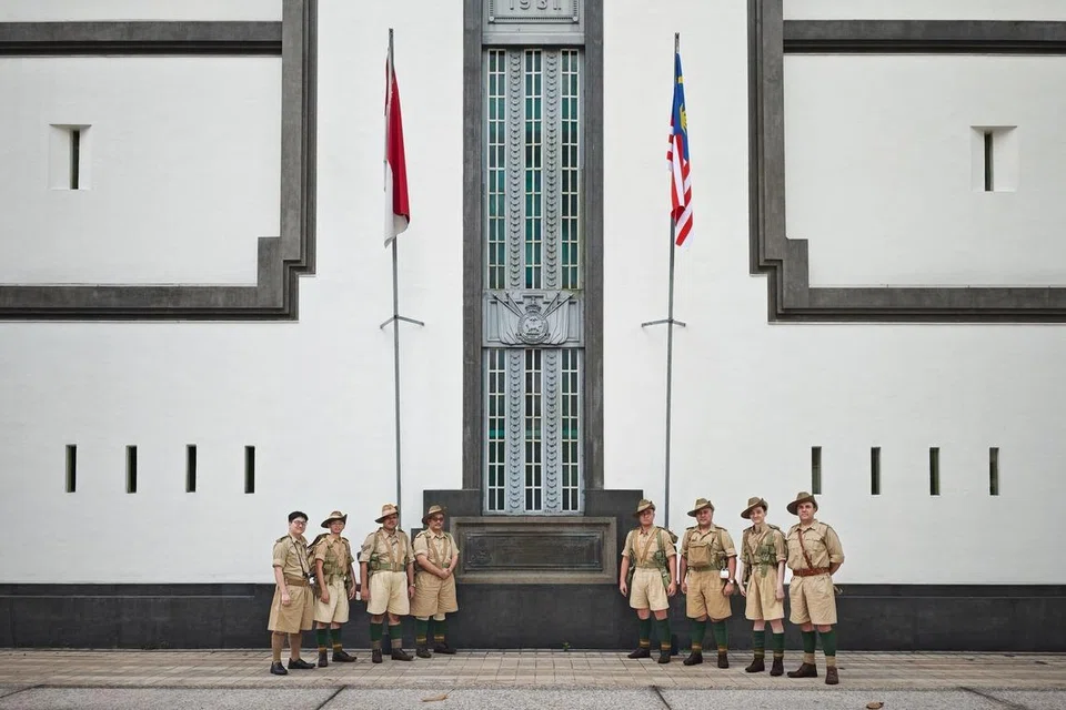 Anggota History Fort Singapore di bekas tapak Kem Beach Road yang merupakan ibu pejabat Kor Sukarelawan Singapura (SVC). 