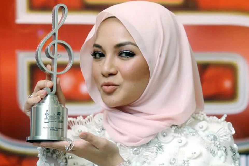 HADIAH ISTIMEWA: Sufi Rashid dan Neelofa terkejut dan teruja dengan kemenangan masing-masing pada acara Anugerah Bintang Popular Berita Harian (ABPBH). Sufi menerima Anugerah Artis Baru Lelaki Popular, sementara Neelofa pula merangkul Anugerah Pengacara Popular dan Bintang Paling Popular pada acara gilang-gemilang itu.