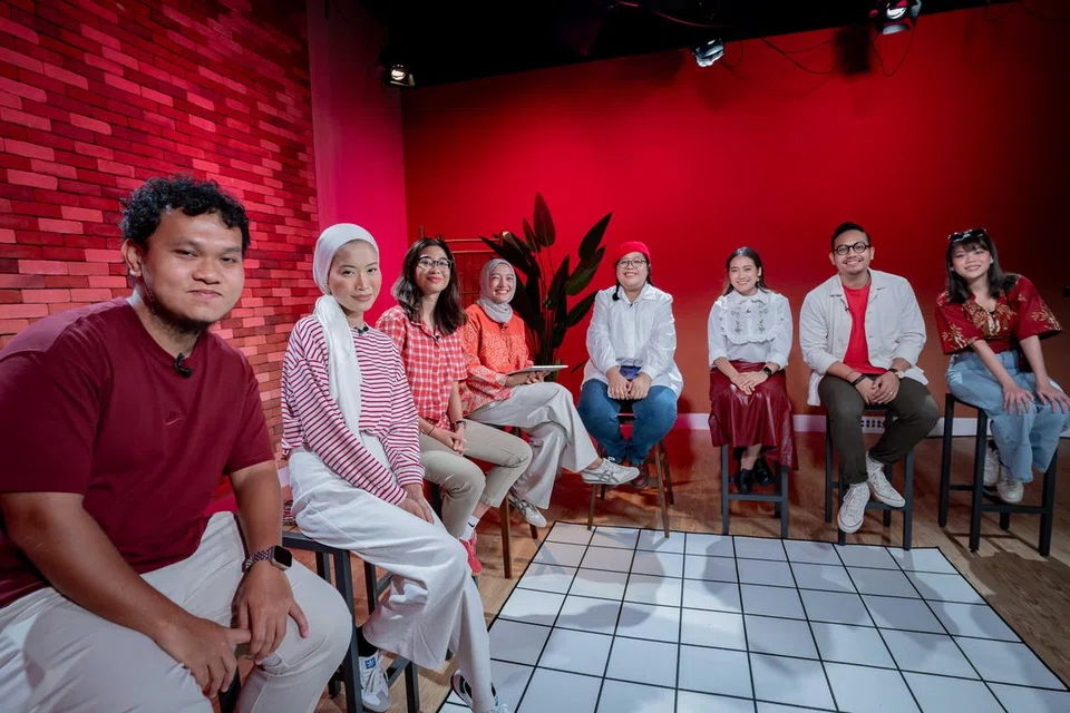 No Tapis Berita Harian (BH) khas sempena Hari Kebangsaan disertai beberapa tetamu termasuk (dari kiri) wartawan, Encik Khairul Akmal Ali; pempengaruh Sofia Arissa Arman; wartawan, Cik Shiqin Ramadan, penerbit dan penyampai podcast, Cik Natasha Mustafa; Pencipta Kandungan OMGxBH, Cik Nur Sabrina Masri; penyanyi, Izzathy Halil; wartawan, Encik Harith Mustaffa dan pempengaruh, Pamela Lee Nur Shuhadah.