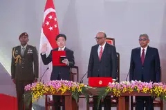 Perdana Menteri, Encik Lawrence Wong (kiri), di upacara mengangkat sumpah bagi Kabinet baru di Istana pada 23 Mei, yang turut dihadiri Presiden Tharman Shanmugaratnam (tengah) dan Ketua Hakim Sundaresh Menon.