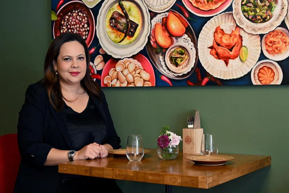 Cik Inez Tantyanna Abdullah Wyatt, adalah rakan niaga bersama White Rice Co, syarikat konsultansi F&B yang berpangkalan di Dubai yang ditubuhkan bersama suaminya, Cef Akmal Anuar, pakar kulinari bertaraf antarabangsa. Beliau berada di restorannya, Harummanis yang terletak di Sultan Gate.