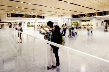 RUANG SAMBUT PENUMPANG: Beginilah gambaran artis mengenai ruang sambut penumpang di T1 Lapangan Terbang Changi yang akan berpindah dari Tingkat 1 ke Besmen 1. - Foto CHANGI AIRPORT GROUP