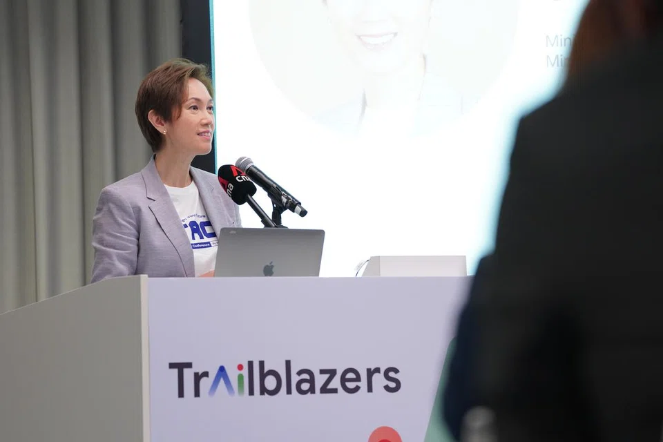 INISIATIF BARU: Menteri Perhubungan dan Penerangan, Cik Josephine Teo, menyampaikan ucapan pembukaan semasa pelancaran inisiatif AI Trailblazers di kampus Google Asia-Pasifik di Pasir Panjang Road.