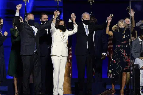BAKAL PRESIDEN AMERIKA YANG KE-46: Encik Joe Biden (dua dari kanan) bersama isterinya, Jill (kanan), meraikan kejayaan Pilihan Raya Presiden Amerika bersama bakal naib presiden Cik Kamala Harris bersama suaminya, Doug, lewat kelmarin. - Foto REUTERS