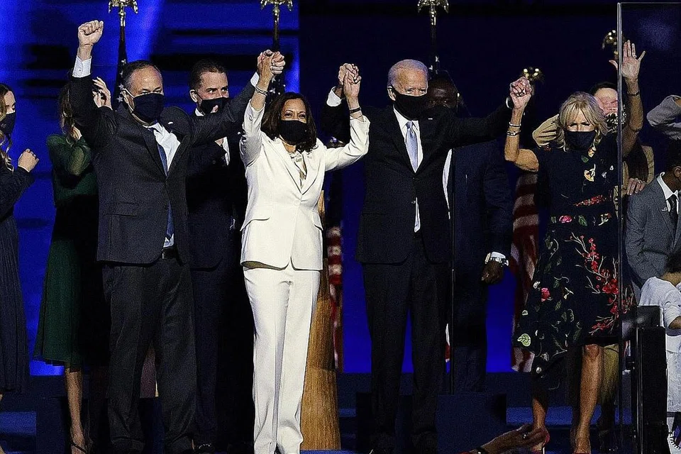 BAKAL PRESIDEN AMERIKA YANG KE-46: Encik Joe Biden (dua dari kanan) bersama isterinya, Jill (kanan), meraikan kejayaan Pilihan Raya Presiden Amerika bersama bakal naib presiden Cik Kamala Harris bersama suaminya, Doug, lewat kelmarin. - Foto REUTERS
