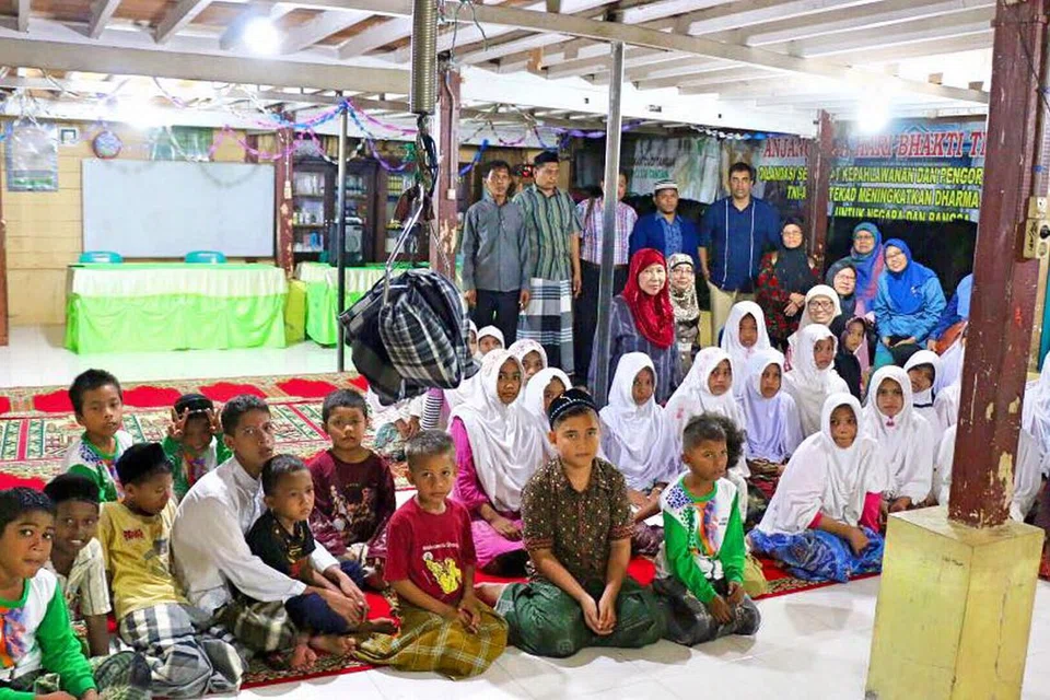 DAPAT PERHATIAN: Penghuni rumah anak yatim Dayah Nurul Huda turut dikunjungi penulis serta rakan-rakannya.