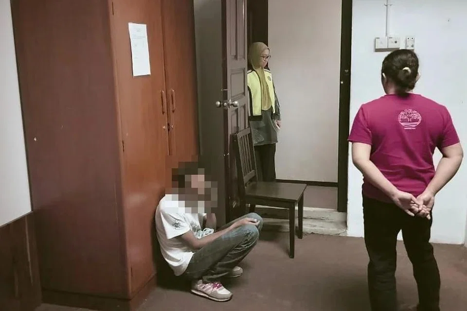 Ibu tunggal dan pasangannya yang didakwa berkhalwat oleh penguat kuasa Pejabat Agama Daerah Kulim, Kedah, di sebuah bilik hotel di Pekan Lunas sempena Op Kasih Sayang pada 14 Februari malam. 