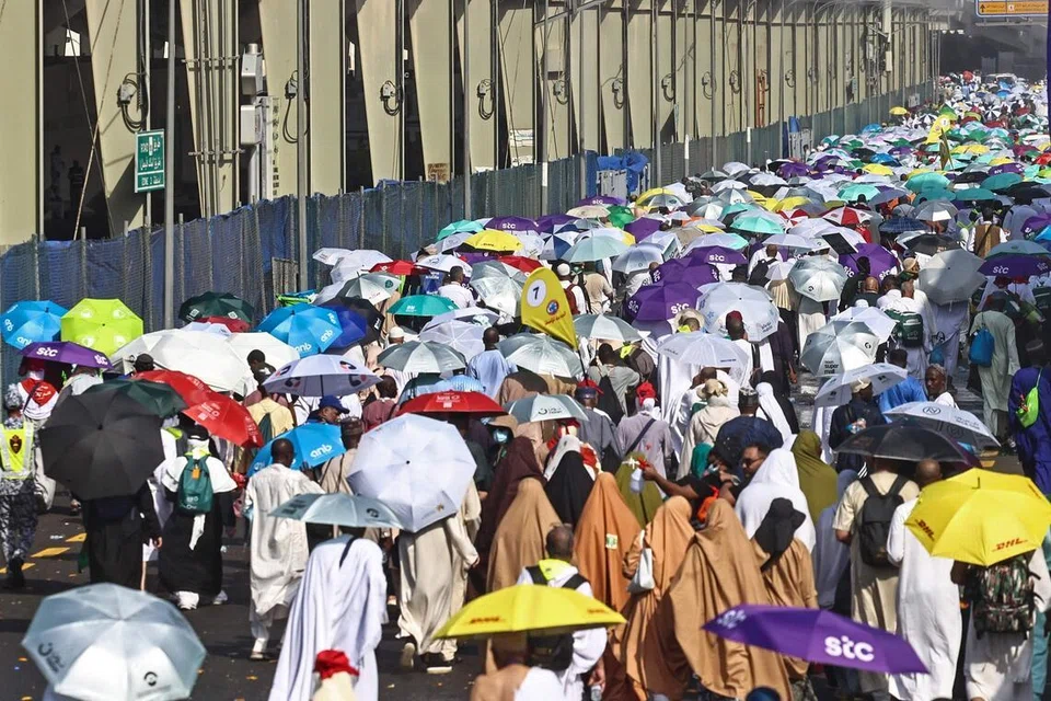 Jemaah haji berjalan pulang selepas melaksanakan ritual simbolik melontar jamrah sebagai sebahagian daripada ibadah Haji di Mina pada 27 Mei 2026. Ritual itu memperingati kisah Nabi Ibrahim AS melontar syaitan di tiga lokasi selepas syaitan dikatakan cuba menghalangnya daripada mematuhi perintah Allah untuk mengorbankan anaknya.