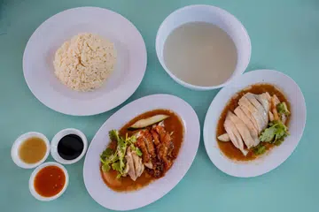 Gerai My Nasi Ayam di Pusat Makanan Bedok terkenal dengan hidangan nasi ayam panggang dan kukus.