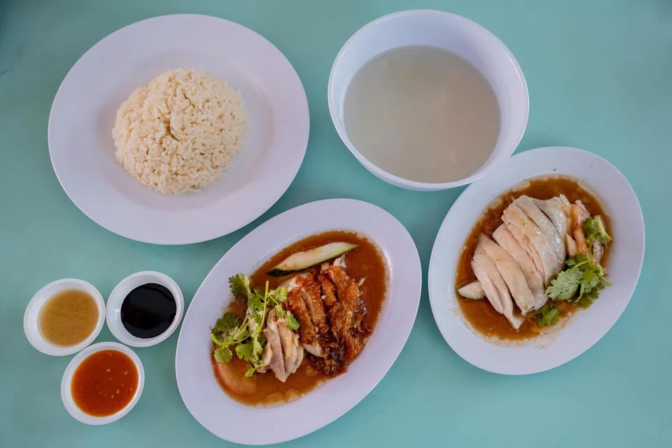 Gerai My Nasi Ayam di Pusat Makanan Bedok terkenal dengan hidangan nasi ayam panggang dan kukus.