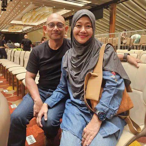 Encik Faisal Mustaffa, (kiri) dan isteri Cik Noraini Rizman Ali, meminati lagu-lagu Air Supply sejak zaman remaja.