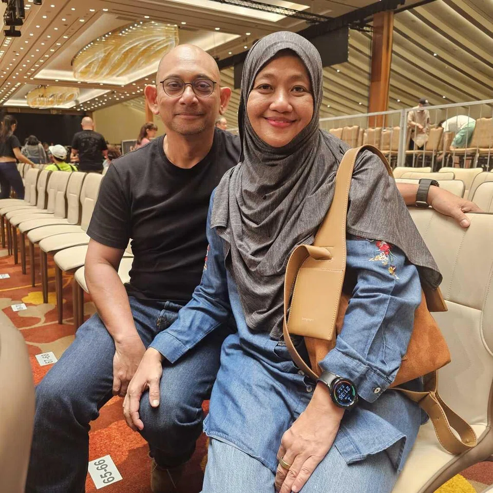 Encik Faisal Mustaffa, (kiri) dan isteri Cik Noraini Rizman Ali, meminati lagu-lagu Air Supply sejak zaman remaja.