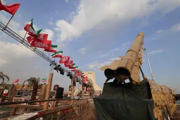Peluru berpandu Zolfaghar buatan Iran dipamerkan di Dataran Azadi, Tehran, pada 2 Ogos. Pameran itu berlangsung ketika Presiden Amerika Syarikat, Donald Trump, memaklumkan Washington dan Israel bersetuju menangguhkan sebarang serangan baharu terhadap Iran, dengan syarat perjanjian bagi menamatkan konflik yang berlarutan sejak beberapa bulan lalu dapat dimuktamadkan dalam masa terdekat.