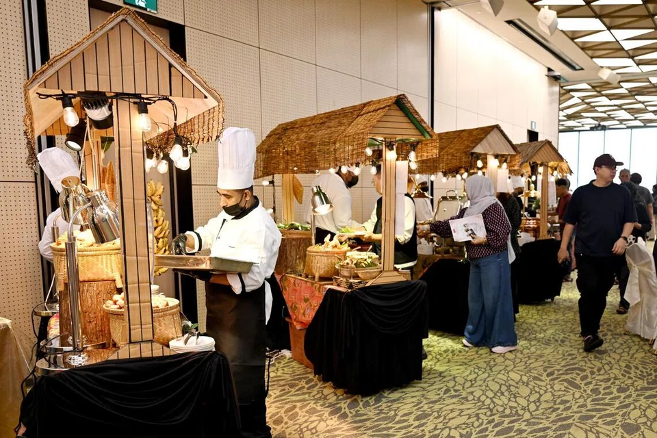 Berkonsepkan kampung Melayu dengan hiasan kain batik dan unsur tradisional menjadi antara tarikan di pameran perkahwinan Muslim Delights di SAFRA Choa Chu Kang.