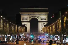 SERANGAN DI PUSAT PELANCONGAN: Pegawai polis menyekat orang ramai daripada mendekati Champs-Elysees di Paris selepas seorang lelaki melepaskan tembakan menyebabkan seorang pegawai polis maut dan dua cedera parah. Penyerang itu ditembak mati oleh polis. - Foto AFP