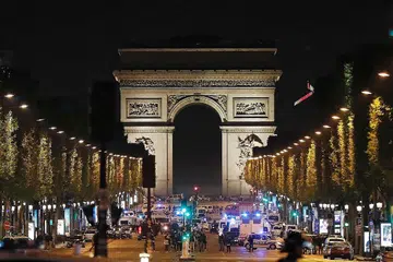 SERANGAN DI PUSAT PELANCONGAN: Pegawai polis menyekat orang ramai daripada mendekati Champs-Elysees di Paris selepas seorang lelaki melepaskan tembakan menyebabkan seorang pegawai polis maut dan dua cedera parah. Penyerang itu ditembak mati oleh polis. - Foto AFP