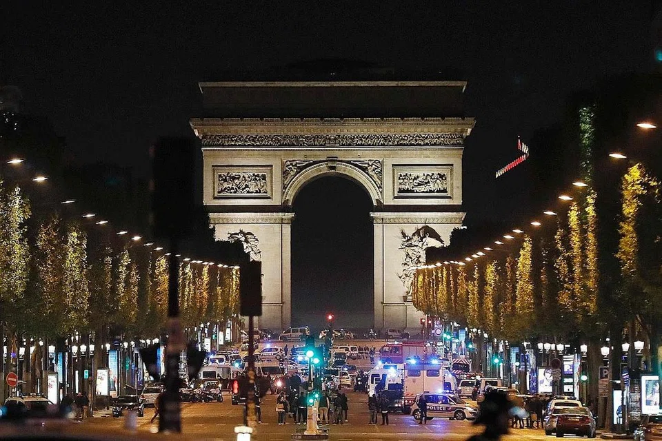 SERANGAN DI PUSAT PELANCONGAN: Pegawai polis menyekat orang ramai daripada mendekati Champs-Elysees di Paris selepas seorang lelaki melepaskan tembakan menyebabkan seorang pegawai polis maut dan dua cedera parah. Penyerang itu ditembak mati oleh polis. - Foto AFP