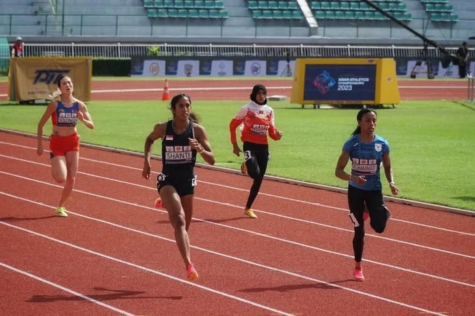KEMBALI BERAKSI: Shanti Pereira (dua dari kiri) layak ke separuh akhir 200 meter wanita selepas mencatat 24.33 saat dalam saringan pada Sabtu.