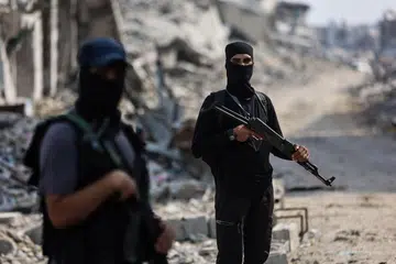 Anggota Hamas berkawal di kawasan pencarian mayat tebusan dengan bantuan Jawatankuasa Antarabangsa Palang Merah (ICRC) di Bandar Gaza pada 3 November 2025. Gencatan senjata pada 10 Oktober lalu dalam perang dua tahun antara Israel dan Hamas yang diusahakan oleh Presiden Amerika Syarikat, Donald Trump kini semakin teruji susulan serangan berterusan Israel serta dakwaan serangan Palestin terhadap askar Israel. Sejak gencatan itu bermula, Hamas telah membebaskan 20 tebusan yang masih hidup dan menyerahkan 28 mayat tebusan yang telah meninggal dunia.