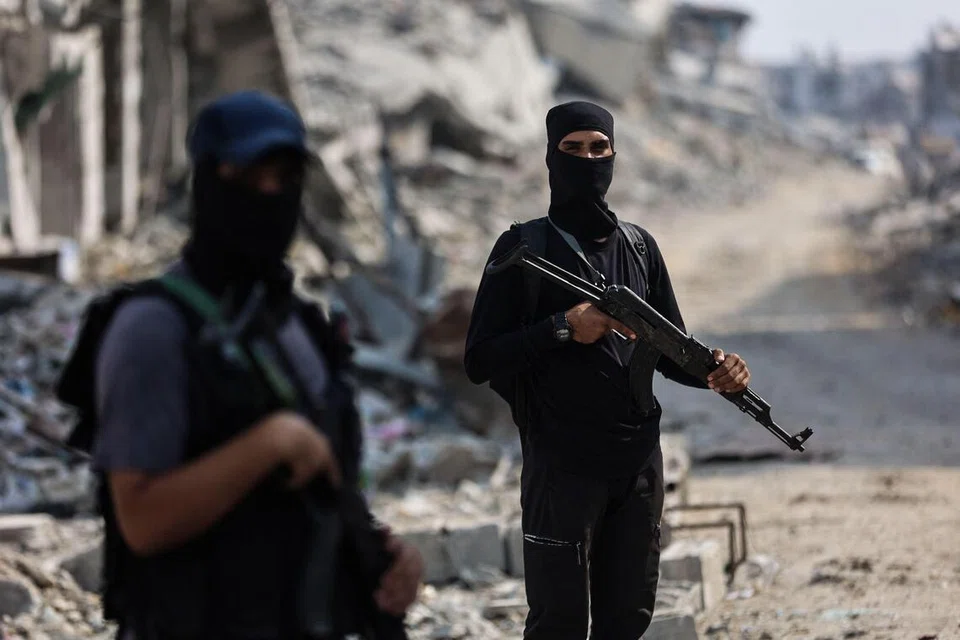 Anggota Hamas berkawal di kawasan pencarian mayat tebusan dengan bantuan Jawatankuasa Antarabangsa Palang Merah (ICRC) di Bandar Gaza pada 3 November 2025. Gencatan senjata pada 10 Oktober lalu dalam perang dua tahun antara Israel dan Hamas yang diusahakan oleh Presiden Amerika Syarikat, Donald Trump kini semakin teruji susulan serangan berterusan Israel serta dakwaan serangan Palestin terhadap askar Israel. Sejak gencatan itu bermula, Hamas telah membebaskan 20 tebusan yang masih hidup dan menyerahkan 28 mayat tebusan yang telah meninggal dunia.