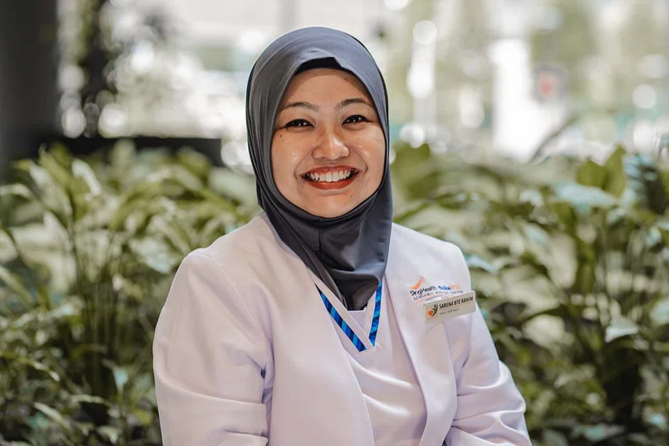 Jururawat Staf Kanan, Hospital Masyarakat Sengkang, Cik Sarena Rahim.