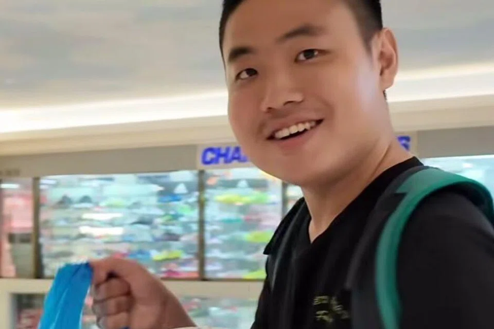 Wajah Encik John jelas gembira selepas dibelikan bola keranjang yang dipilih olehnya sendiri.