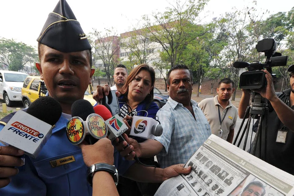 MINTA PERLINDUNGAN: Timbalan Superintenden Polis Hector Caballero ditemui wartawan di luar Suruhanjaya Nasional Hak Asasi Kemanusiaan, tempat beliau meminta perlindungan setelah didakwa terlibat dalam pembunuhan pegawai antidadah kanan pada 2009 dan penasihat keselamatan pemerintah pada 2011. - Foto AFP