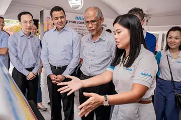 LAWATAN KE HAB BARU: Encik Masagos (dua dari kanan) diberi taklimat mengenai program sokongan penjaga yang ditawarkan Minds oleh pengurus program perkembangan dan pejabat sokongan Minds, Cik Julia Ng (kanan), semasa lawatan di Minds Hub (Central) yang baru dilancarkan di 2 Queens Road. Hab itu berfungsi sebagai pusat sehenti fizikal yang menawarkan pelbagai perkhidmatan untuk golongan kurang daya intelek (PWID). Bersama dalam gambar (dari kiri) ialah pengerusi Minds, Encik Augustin Lee dan Timbalan Speaker Parlimen yang juga AP GRC Holland-Bukit Timah, Encik Christopher de Souza. - Foto BH oleh NUR DIYANA TAHA