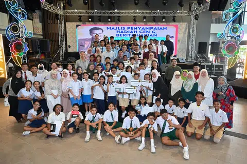 Menteri di Pejabat Perdana Menteri dan Menteri Kedua (Pendidikan dan Ehwal Luar), Dr Mohamad Maliki Osman, bergambar bersama peserta pelajar di majlis penyampaian hadiah Peraduan TikTok dan Video yang dianjurkan oleh akhbar pelajar Berita Harian (BH), Gen G di Wisma Geylang Serai (WGS) pada 27 Mac.