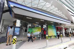 PERJALANAN LEBIH SELESA: Anak syarikat ST Engineering, Innosparks, melancarkan perhentian bas bijak perintis di luar Plaza Singapura semalam yang dilengkapi dengan pelbagai teknologi bagi menjadikan penumpang lebih selesa sementara menunggu bas. - Foto BH oleh KELVIN CHNG