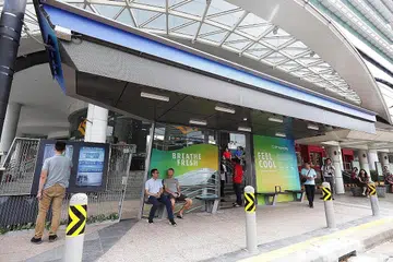 PERJALANAN LEBIH SELESA: Anak syarikat ST Engineering, Innosparks, melancarkan perhentian bas bijak perintis di luar Plaza Singapura semalam yang dilengkapi dengan pelbagai teknologi bagi menjadikan penumpang lebih selesa sementara menunggu bas. - Foto BH oleh KELVIN CHNG