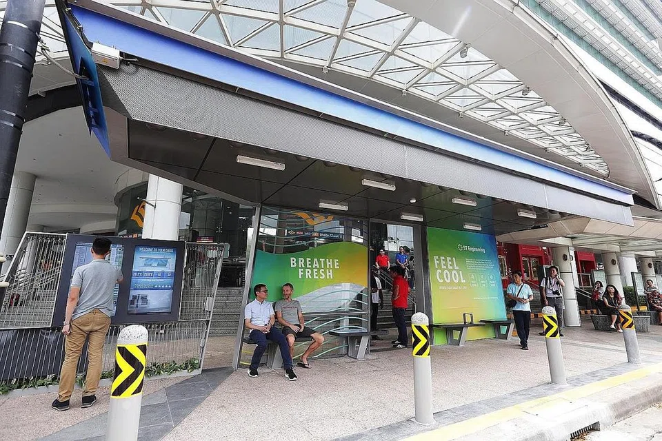 PERJALANAN LEBIH SELESA: Anak syarikat ST Engineering, Innosparks, melancarkan perhentian bas bijak perintis di luar Plaza Singapura semalam yang dilengkapi dengan pelbagai teknologi bagi menjadikan penumpang lebih selesa sementara menunggu bas. - Foto BH oleh KELVIN CHNG