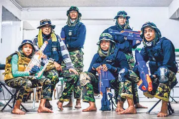 PASUKAN GHOST: (Dari kiri) Anak bongsu, Mohamad Luqman Mohamad Munir, 12 tahun; Encik Mohamad Munir Rohani, 54 tahun, Ahmad Abdullah Munir Mohamad Munir, 18 tahun; Mohamad Afnan Mohamad Munir, 15 tahun; Siti Hadijah Mohamad Munir, 15 tahun dan Encik Mohamad Wira Mohamad Munir, 20 tahun, adalah satu keluarga yang kerap melakukan kegiatan dengan senapang Nerf di lobi lif depan rumah mereka dan di luar tiga kali seminggu. Mereka gelar diri mereka sebagai pasukan G.H.O.S.T. - Foto BM oleh HARITH MUSTAFFA