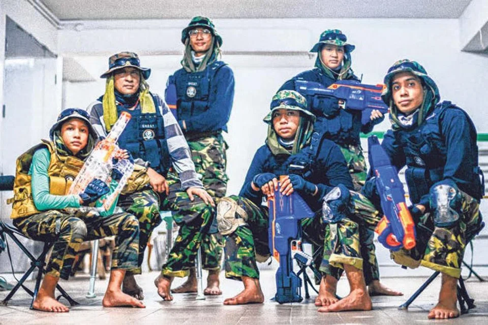 PASUKAN GHOST: (Dari kiri) Anak bongsu, Mohamad Luqman Mohamad Munir, 12 tahun; Encik Mohamad Munir Rohani, 54 tahun, Ahmad Abdullah Munir Mohamad Munir, 18 tahun; Mohamad Afnan Mohamad Munir, 15 tahun; Siti Hadijah Mohamad Munir, 15 tahun dan Encik Mohamad Wira Mohamad Munir, 20 tahun, adalah satu keluarga yang kerap melakukan kegiatan dengan senapang Nerf di lobi lif depan rumah mereka dan di luar tiga kali seminggu. Mereka gelar diri mereka sebagai pasukan G.H.O.S.T. - Foto BM oleh HARITH MUSTAFFA