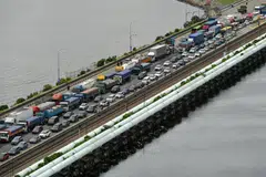 KESESAKAN TRAFIK: Pusat pemeriksaan Tuas dan Woodlands dijangka sesak semasa cuti panjang Deepavali. 