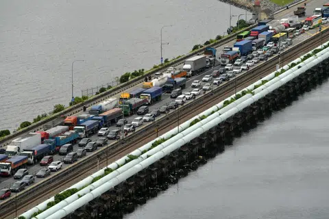 KESESAKAN TRAFIK: Pusat pemeriksaan Tuas dan Woodlands dijangka sesak semasa cuti panjang Deepavali. 