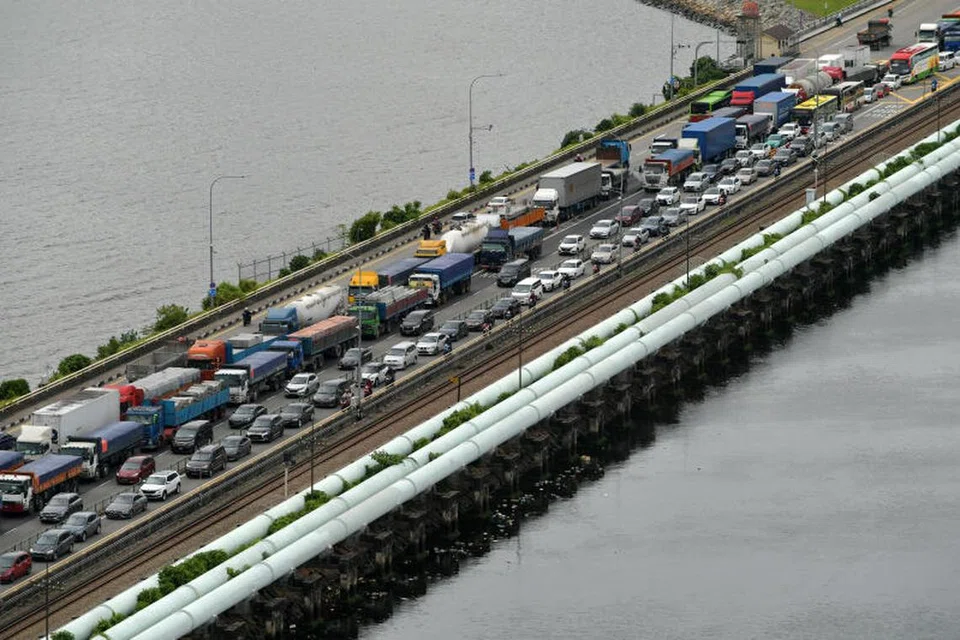 KESESAKAN TRAFIK: Pusat pemeriksaan Tuas dan Woodlands dijangka sesak semasa cuti panjang Deepavali. 
