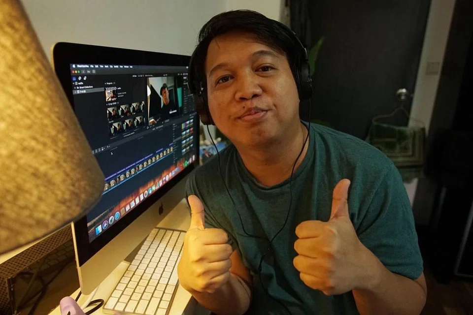 BUAT PENYESUAIAN: Pengarah filem tempatan, Encik Tawfik Daud kini terpaksa melakukan kerjanya dari rumah seperti menyunting. Beliau juga melakukan perbincangan secara dalam talian bersama rakan sekerja dan kru beliau. Dengan masa yang ada, beliau kini mengambil kesempatan untuk menghasilkan log video (vlog) tersendiri yang dimuatnaik di wadah media sosialnya termasuk Facebook, Instagram dan Facebook. - Foto ihsan TAWFIK DAUD