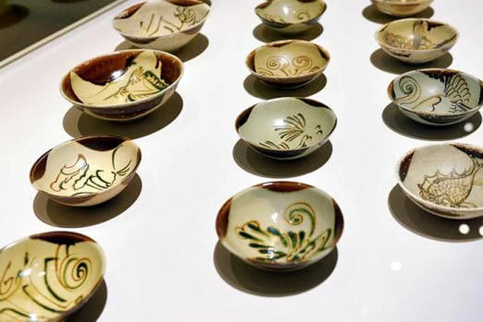  SERAMIK CHANGSHA: Sebanyak 50,000 mangkuk ini ditemui dalam bangkai kapal Tang. Ia mempunyai corak seperti bunga, burung dan awan. Beberapa mangkuk ini dilukis dengan watak dan simbol lain. Seramik Changsha amat digemari pada abad kesembilan dan seramik sedemikian telah ditemui di Jepun, Sri Lanka, Iran, Mesir dan Afrika Timur.